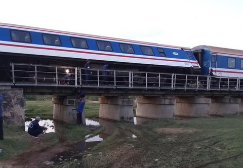Tàu khách Hà Nội - Sài Gòn trật bánh, hàng loạt tàu khách chậm giờ - Ảnh 3. Tàu khách Hà Nội - Sài Gòn trật bánh, hàng loạt tàu khách chậm giờ - Ảnh 3.