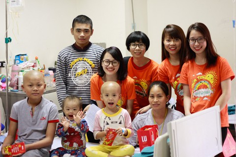 Mang Tết yêu thương đến với bệnh nhi ung thư tại Hà Nội - Ảnh 9. Mang Tết yêu thương đến với bệnh nhi ung thư tại Hà Nội - Ảnh 9.