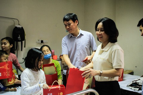 Mang Tết yêu thương đến với bệnh nhi ung thư tại Hà Nội - Ảnh 8. Mang Tết yêu thương đến với bệnh nhi ung thư tại Hà Nội - Ảnh 8.