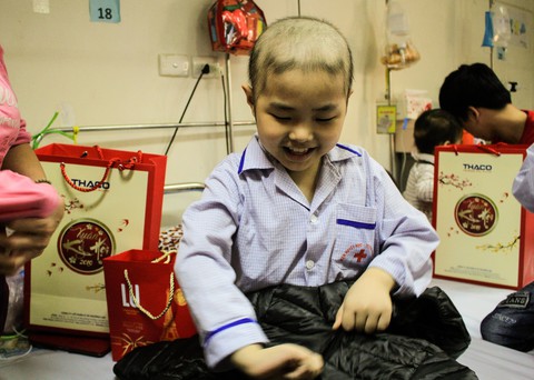 Mang Tết yêu thương đến với bệnh nhi ung thư tại Hà Nội - Ảnh 6. Mang Tết yêu thương đến với bệnh nhi ung thư tại Hà Nội - Ảnh 6.