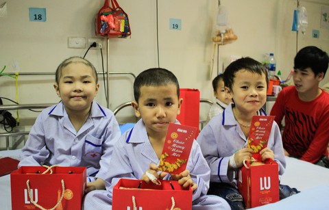 Mang Tết yêu thương đến với bệnh nhi ung thư tại Hà Nội - Ảnh 5. Mang Tết yêu thương đến với bệnh nhi ung thư tại Hà Nội - Ảnh 5.