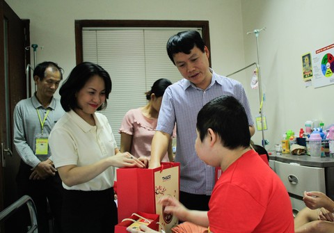 Mang Tết yêu thương đến với bệnh nhi ung thư tại Hà Nội - Ảnh 4. Mang Tết yêu thương đến với bệnh nhi ung thư tại Hà Nội - Ảnh 4.