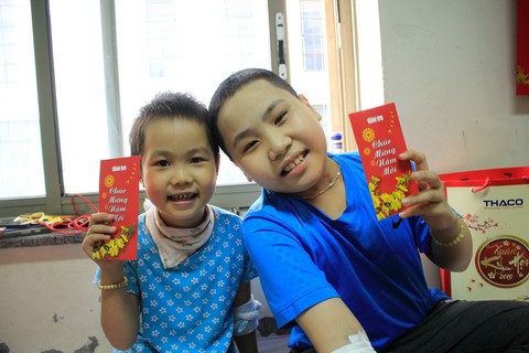 Mang Tết yêu thương đến với bệnh nhi ung thư tại Hà Nội - Ảnh 1. Mang Tết yêu thương đến với bệnh nhi ung thư tại Hà Nội - Ảnh 1.