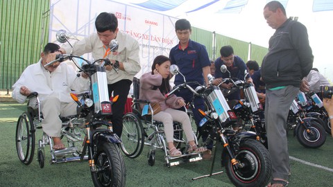 Làm xe điện tặng người khuyết tật - Ảnh 1. Làm xe điện tặng người khuyết tật - Ảnh 1.