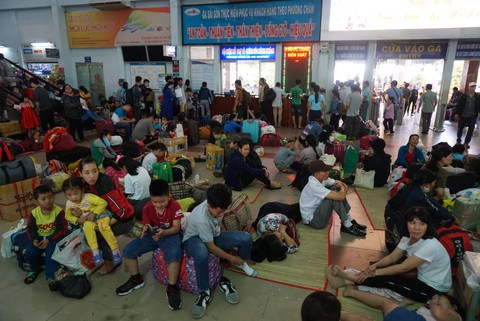 Nhiều tàu tiếp tục chậm giờ ở ga Sài Gòn, khách vạ vật chờ cả ngày - Ảnh 3. Nhiều tàu tiếp tục chậm giờ ở ga Sài Gòn, khách vạ vật chờ cả ngày - Ảnh 3.