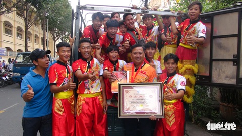 Võ sư huấn luyện lân sư rồng nữ xác lập kỷ lục Việt Nam - Ảnh 1. Võ sư huấn luyện lân sư rồng nữ xác lập kỷ lục Việt Nam - Ảnh 1.