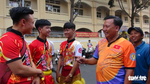 Võ sư huấn luyện lân sư rồng nữ xác lập kỷ lục Việt Nam - Ảnh 2. Võ sư huấn luyện lân sư rồng nữ xác lập kỷ lục Việt Nam - Ảnh 2.