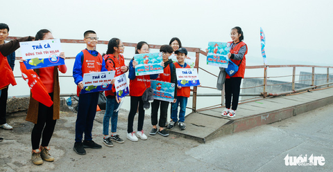 Chờ sẵn trên cầu, xin túi nilông của người thả cá chép - Ảnh 2. Chờ sẵn trên cầu, xin túi nilông của người thả cá chép - Ảnh 2.