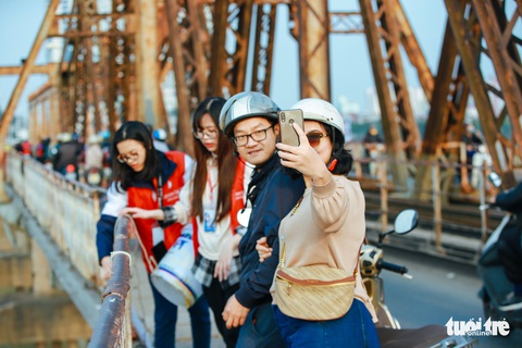 Chờ sẵn trên cầu, xin túi nilông của người thả cá chép - Ảnh 5. Chờ sẵn trên cầu, xin túi nilông của người thả cá chép - Ảnh 5.