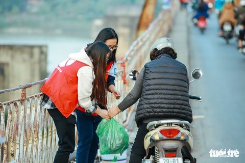 Chờ sẵn trên cầu, xin túi nilông của người thả cá chép - Ảnh 3. Chờ sẵn trên cầu, xin túi nilông của người thả cá chép - Ảnh 3.