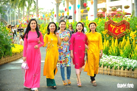 Đàn heo vàng xuất hiện tại hội chợ hoa xuân Phú Mỹ Hưng - Ảnh 6. Đàn heo vàng xuất hiện tại hội chợ hoa xuân Phú Mỹ Hưng - Ảnh 6.