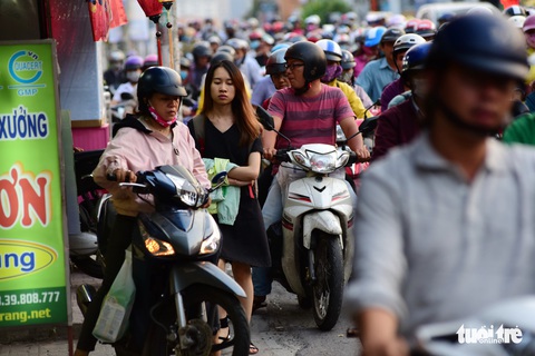 Mới 23 tháng chạp, xe cộ đã đông đặc quanh bến xe Miền Đông - Ảnh 3. Mới 23 tháng chạp, xe cộ đã đông đặc quanh bến xe Miền Đông - Ảnh 3.