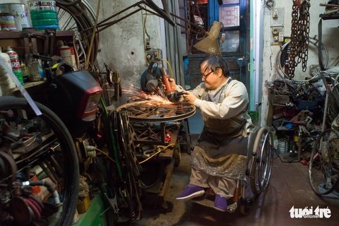 Người đàn ông ngồi xe lăn 20 năm làm xe cho người cùng cảnh ngộ - Ảnh 1. Người đàn ông ngồi xe lăn 20 năm làm xe cho người cùng cảnh ngộ - Ảnh 1.