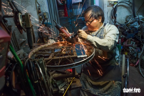 Người đàn ông ngồi xe lăn 20 năm làm xe cho người cùng cảnh ngộ - Ảnh 2. Người đàn ông ngồi xe lăn 20 năm làm xe cho người cùng cảnh ngộ - Ảnh 2.