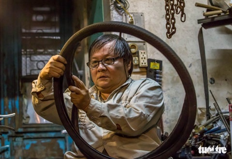 Người đàn ông ngồi xe lăn 20 năm làm xe cho người cùng cảnh ngộ - Ảnh 3. Người đàn ông ngồi xe lăn 20 năm làm xe cho người cùng cảnh ngộ - Ảnh 3.