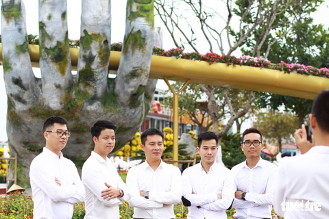 Nam nhân viên cũng tạo dáng chụp ảnh phố hoa - Ảnh 5. Nam nhân viên cũng tạo dáng chụp ảnh phố hoa - Ảnh 5.