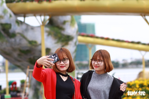 Nam nhân viên cũng tạo dáng chụp ảnh phố hoa - Ảnh 1. Nam nhân viên cũng tạo dáng chụp ảnh phố hoa - Ảnh 1.