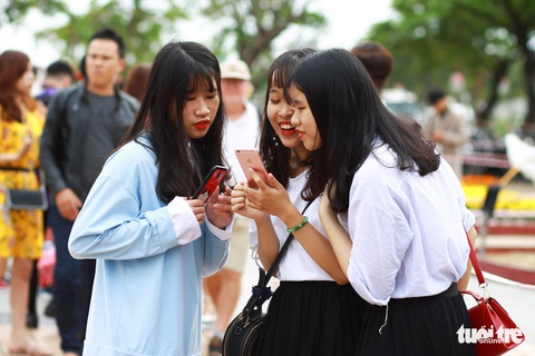Nam nhân viên cũng tạo dáng chụp ảnh phố hoa - Ảnh 7. Nam nhân viên cũng tạo dáng chụp ảnh phố hoa - Ảnh 7.