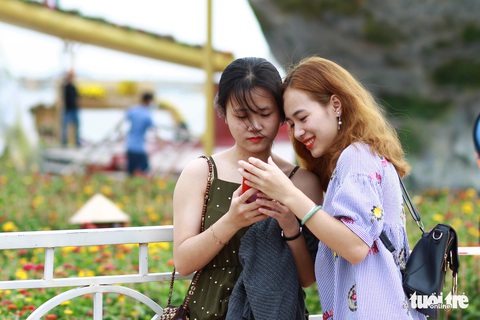 Nam nhân viên cũng tạo dáng chụp ảnh phố hoa - Ảnh 8. Nam nhân viên cũng tạo dáng chụp ảnh phố hoa - Ảnh 8.