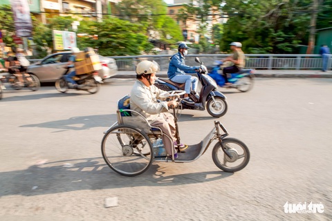 Người đàn ông ngồi xe lăn 20 năm làm xe cho người cùng cảnh ngộ - Ảnh 7. Người đàn ông ngồi xe lăn 20 năm làm xe cho người cùng cảnh ngộ - Ảnh 7.