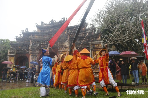 Đại Nội Huế dựng nêu đón tết trong mưa - Ảnh 7.