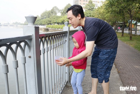 Thau, chậu thay thế bọc nilông tiễn ông Táo về trời - Ảnh 3. Thau, chậu thay thế bọc nilông tiễn ông Táo về trời - Ảnh 3.
