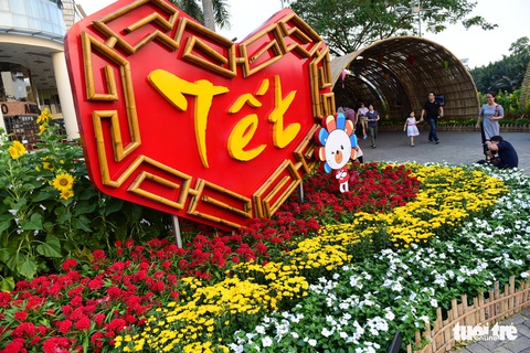 Đàn heo vàng xuất hiện tại hội chợ hoa xuân Phú Mỹ Hưng - Ảnh 1. Đàn heo vàng xuất hiện tại hội chợ hoa xuân Phú Mỹ Hưng - Ảnh 1.