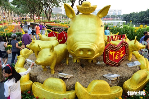Đàn heo vàng xuất hiện tại hội chợ hoa xuân Phú Mỹ Hưng - Ảnh 2. Đàn heo vàng xuất hiện tại hội chợ hoa xuân Phú Mỹ Hưng - Ảnh 2.