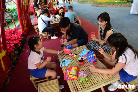 Đàn heo vàng xuất hiện tại hội chợ hoa xuân Phú Mỹ Hưng - Ảnh 9. Đàn heo vàng xuất hiện tại hội chợ hoa xuân Phú Mỹ Hưng - Ảnh 9.