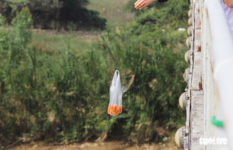 Túi nilông, vàng mã ‘bức tử’ sông Lam trong ngày cúng ông Táo - Ảnh 4. Túi nilông, vàng mã ‘bức tử’ sông Lam trong ngày cúng ông Táo - Ảnh 4.