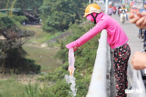 Túi nilông, vàng mã ‘bức tử’ sông Lam trong ngày cúng ông Táo - Ảnh 2. Túi nilông, vàng mã ‘bức tử’ sông Lam trong ngày cúng ông Táo - Ảnh 2.