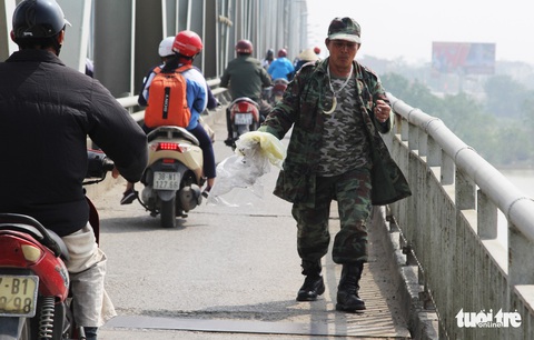 Túi nilông, vàng mã ‘bức tử’ sông Lam trong ngày cúng ông Táo - Ảnh 9. Túi nilông, vàng mã ‘bức tử’ sông Lam trong ngày cúng ông Táo - Ảnh 9.