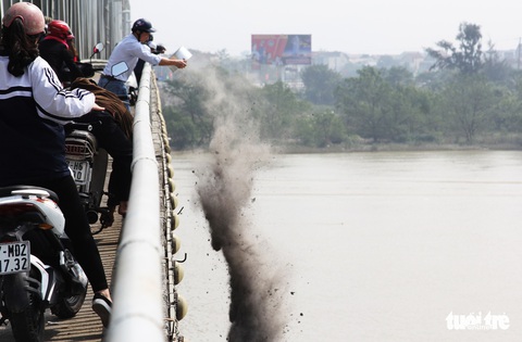 Túi nilông, vàng mã ‘bức tử’ sông Lam trong ngày cúng ông Táo - Ảnh 6. Túi nilông, vàng mã ‘bức tử’ sông Lam trong ngày cúng ông Táo - Ảnh 6.
