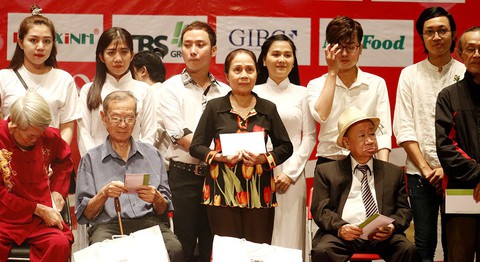 Nghệ sĩ Kim Cương, Kim Chi, Quyền Linh... miệt mài góp xuân - Ảnh 3. Nghệ sĩ Kim Cương, Kim Chi, Quyền Linh... miệt mài góp xuân - Ảnh 3.