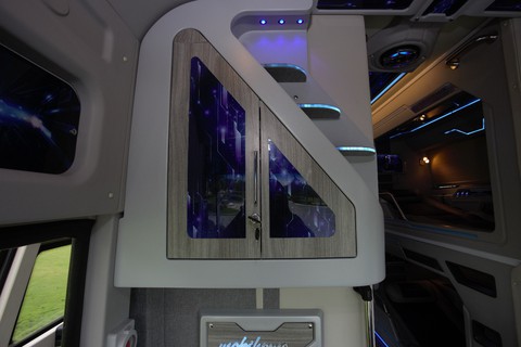 Trải nghiệm khoang thương gia trên xe bus Thaco Mobihome thế hệ mới - Ảnh 4.