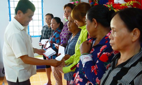 Người nghèo Kiên Giang nhận quà Tết từ báo Tuổi Trẻ - Ảnh 1. Người nghèo Kiên Giang nhận quà Tết từ báo Tuổi Trẻ - Ảnh 1.