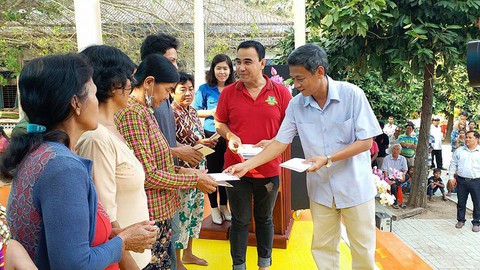 Nghệ sĩ Kim Cương, Kim Chi, Quyền Linh... miệt mài góp xuân - Ảnh 2. Nghệ sĩ Kim Cương, Kim Chi, Quyền Linh... miệt mài góp xuân - Ảnh 2.