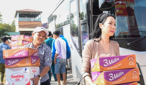 Nghệ sĩ Kim Cương, Kim Chi, Quyền Linh... miệt mài góp xuân - Ảnh 1. Nghệ sĩ Kim Cương, Kim Chi, Quyền Linh... miệt mài góp xuân - Ảnh 1.