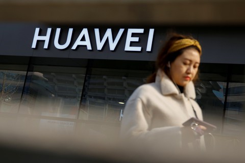 Trung Quốc phản ứng dữ dội với các cáo buộc của Mỹ với Huawei - Ảnh 1. Trung Quốc phản ứng dữ dội với các cáo buộc của Mỹ với Huawei - Ảnh 1.