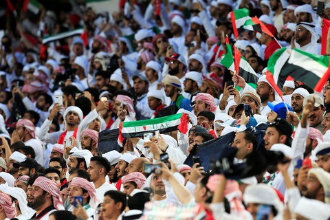 Cổ động viên UAE la ó khi Qatar hát quốc ca, ném giày vào cầu thủ Qatar - Ảnh 6. Cổ động viên UAE la ó khi Qatar hát quốc ca, ném giày vào cầu thủ Qatar - Ảnh 6.