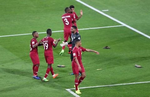 Cổ động viên UAE la ó khi Qatar hát quốc ca, ném giày vào cầu thủ Qatar - Ảnh 4. Cổ động viên UAE la ó khi Qatar hát quốc ca, ném giày vào cầu thủ Qatar - Ảnh 4.