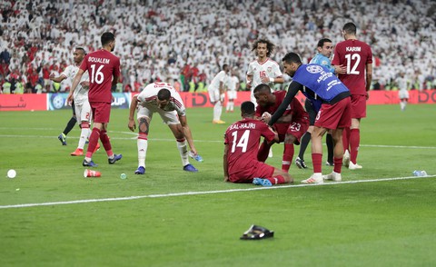 Cổ động viên UAE la ó khi Qatar hát quốc ca, ném giày vào cầu thủ Qatar - Ảnh 7. Cổ động viên UAE la ó khi Qatar hát quốc ca, ném giày vào cầu thủ Qatar - Ảnh 7.