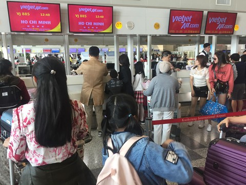 Dòng người Việt ở sân bay Đài Loan dài 100m chờ về quê ăn Tết - Ảnh 1. Dòng người Việt ở sân bay Đài Loan dài 100m chờ về quê ăn Tết - Ảnh 1.