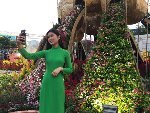 Điểm chơi xuân mới ở đường hoa Hiệp Phước - Ảnh 9. Điểm chơi xuân mới ở đường hoa Hiệp Phước - Ảnh 9.