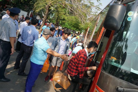 Hơn 500 hành khách đi ôtô từ ga Sài Gòn ra Bình Thuận lên tàu về quê - Ảnh 2. Hơn 500 hành khách đi ôtô từ ga Sài Gòn ra Bình Thuận lên tàu về quê - Ảnh 2.