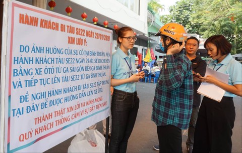 Hơn 500 hành khách đi ôtô từ ga Sài Gòn ra Bình Thuận lên tàu về quê - Ảnh 1. Hơn 500 hành khách đi ôtô từ ga Sài Gòn ra Bình Thuận lên tàu về quê - Ảnh 1.