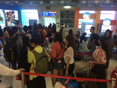 Dòng người Việt ở sân bay Đài Loan dài 100m chờ về quê ăn Tết - Ảnh 5. Dòng người Việt ở sân bay Đài Loan dài 100m chờ về quê ăn Tết - Ảnh 5.