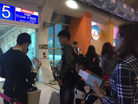 Dòng người Việt ở sân bay Đài Loan dài 100m chờ về quê ăn Tết - Ảnh 6. Dòng người Việt ở sân bay Đài Loan dài 100m chờ về quê ăn Tết - Ảnh 6.