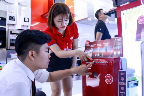 Cuối năm, hàng điện máy thành quà tặng - Ảnh 1. Cuối năm, hàng điện máy thành quà tặng - Ảnh 1.