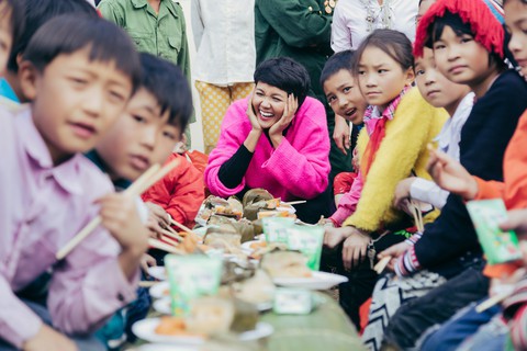 Hhen Niê cùng bạn trẻ Hà Nội lên Tây Bắc tặng bánh chưng yêu thương - Ảnh 2. Hhen Niê cùng bạn trẻ Hà Nội lên Tây Bắc tặng bánh chưng yêu thương - Ảnh 2.
